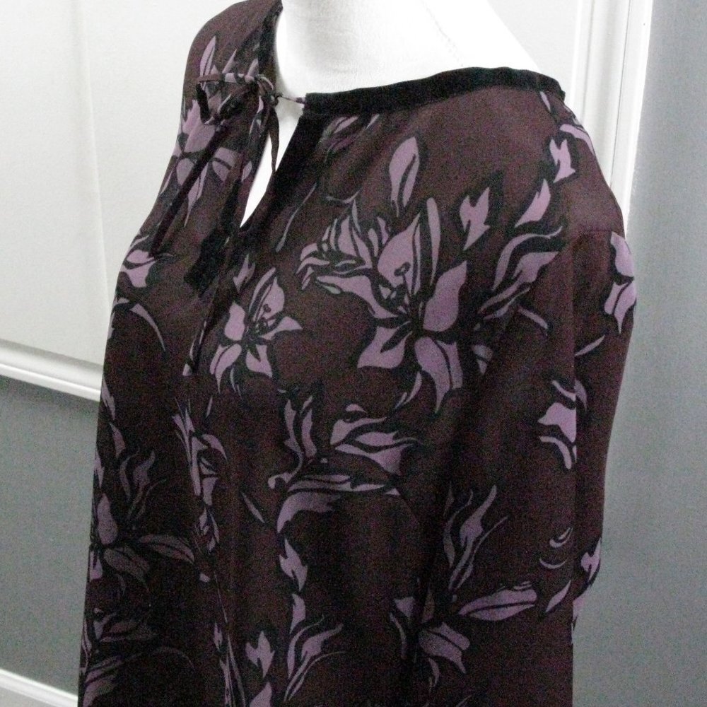 Gloria Vanderbilt Wine/Lilac Floral Semi Sheer Tie Front Blouse Size Large - Picture 2 of 6